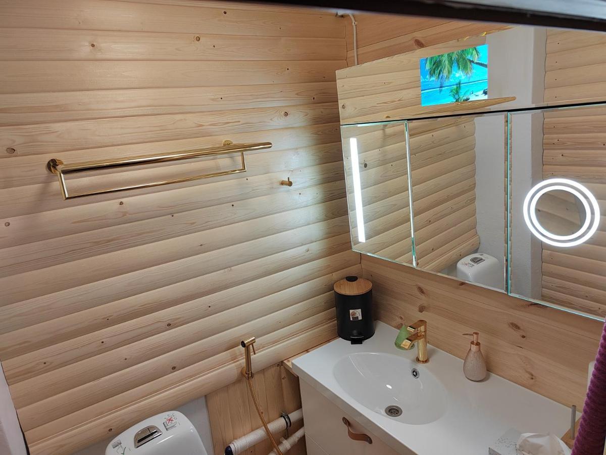 Relax & Recharge - A Unique Suite With A Touch Of Luxury - Hot Tub And Sauna Inspired Decor #Not A Real Sauna# Easy City Access - Direct Train 15 Min To City Helsinki Luaran gambar