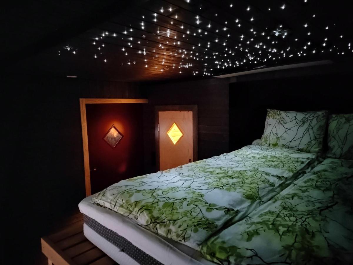 Relax & Recharge - A Unique Suite With A Touch Of Luxury - Hot Tub And Sauna Inspired Decor #Not A Real Sauna# Easy City Access - Direct Train 15 Min To City Helsinki Luaran gambar