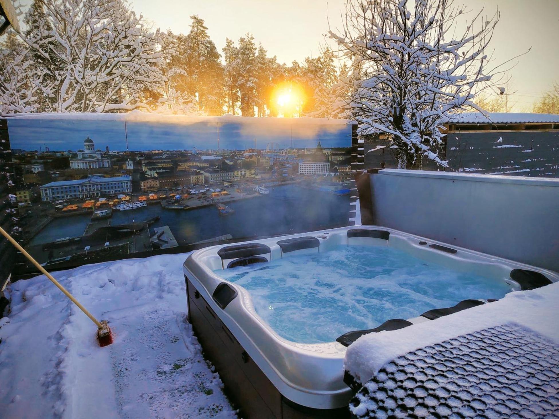 Relax & Recharge - A Unique Suite With A Touch Of Luxury - Hot Tub And Sauna Inspired Decor #Not A Real Sauna# Easy City Access - Direct Train 15 Min To City Helsinki Luaran gambar