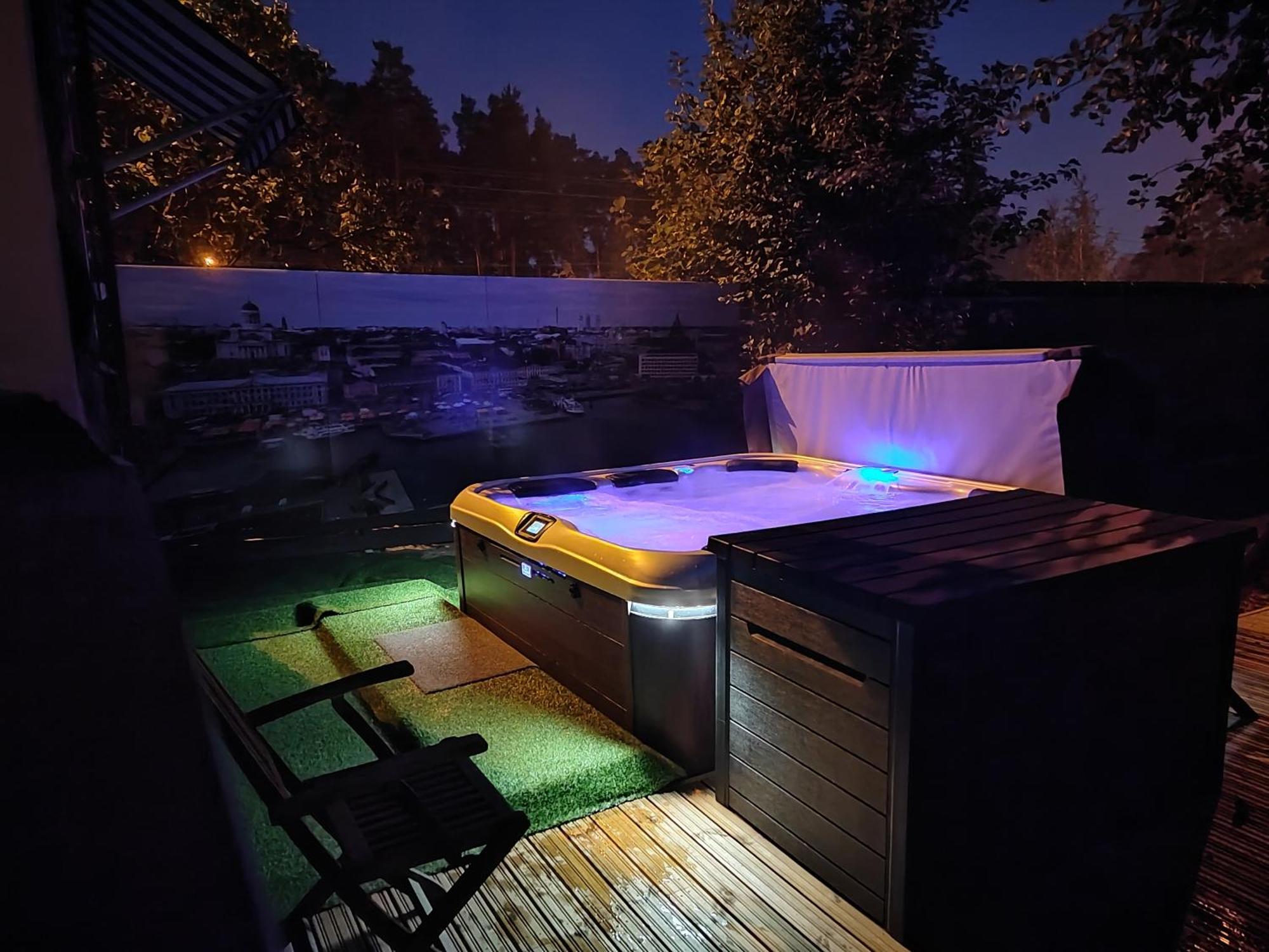 Relax & Recharge - A Unique Suite With A Touch Of Luxury - Hot Tub And Sauna Inspired Decor #Not A Real Sauna# Easy City Access - Direct Train 15 Min To City Helsinki Luaran gambar