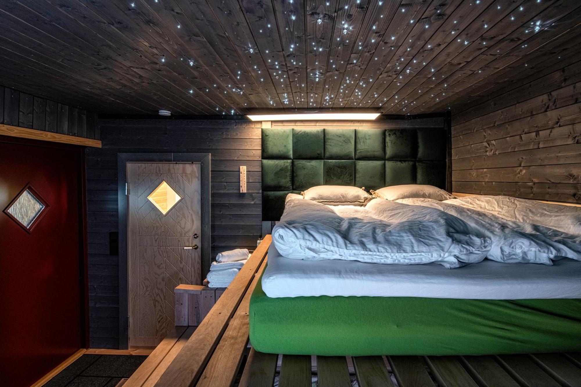 Relax & Recharge - A Unique Suite With A Touch Of Luxury - Hot Tub And Sauna Inspired Decor #Not A Real Sauna# Easy City Access - Direct Train 15 Min To City Helsinki Luaran gambar