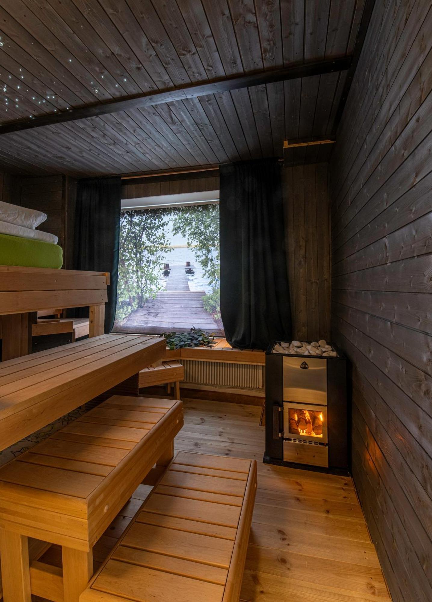 Relax & Recharge - A Unique Suite With A Touch Of Luxury - Hot Tub And Sauna Inspired Decor #Not A Real Sauna# Easy City Access - Direct Train 15 Min To City Helsinki Luaran gambar