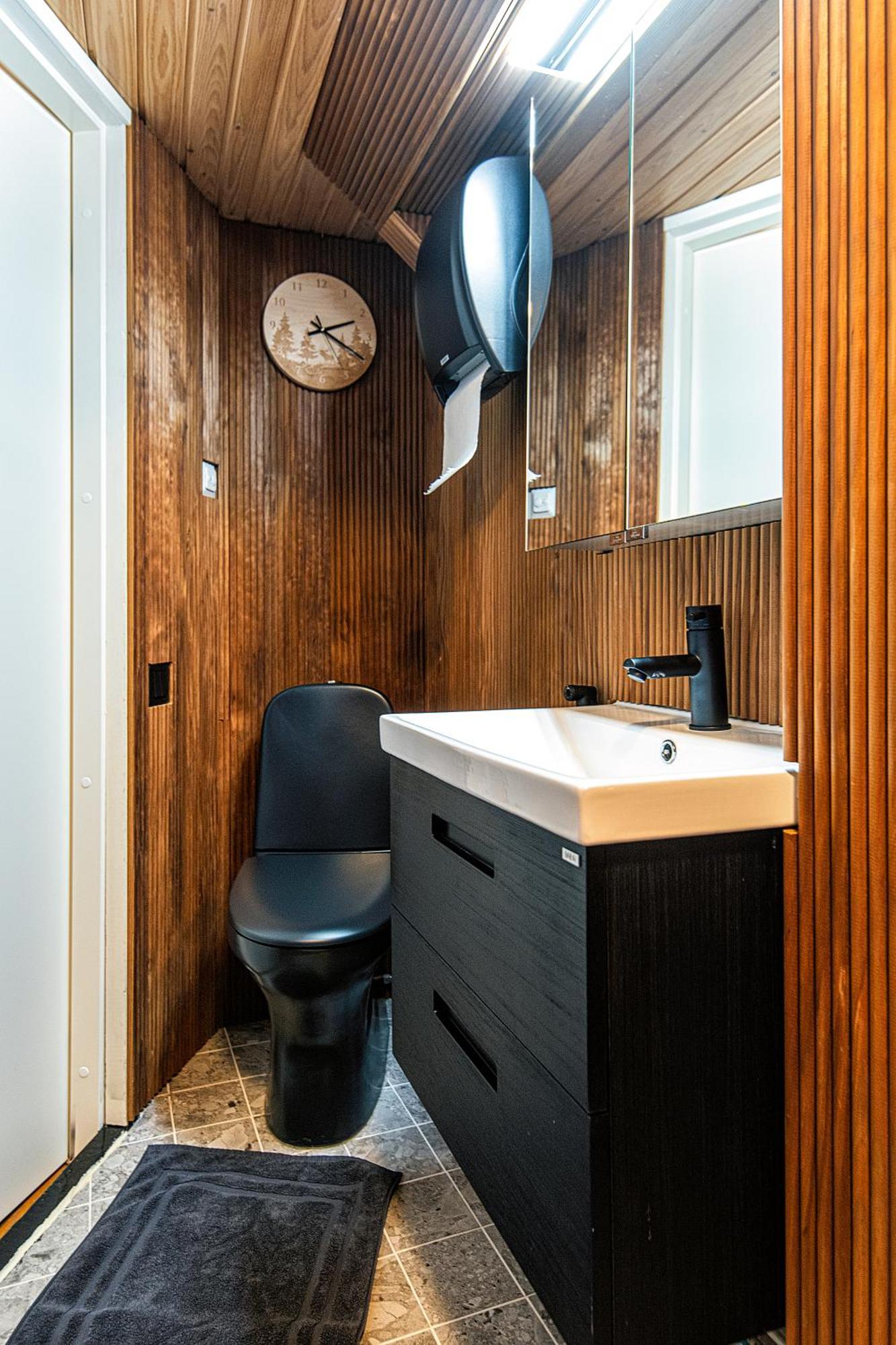 Relax & Recharge - A Unique Suite With A Touch Of Luxury - Hot Tub And Sauna Inspired Decor #Not A Real Sauna# Easy City Access - Direct Train 15 Min To City Helsinki Luaran gambar