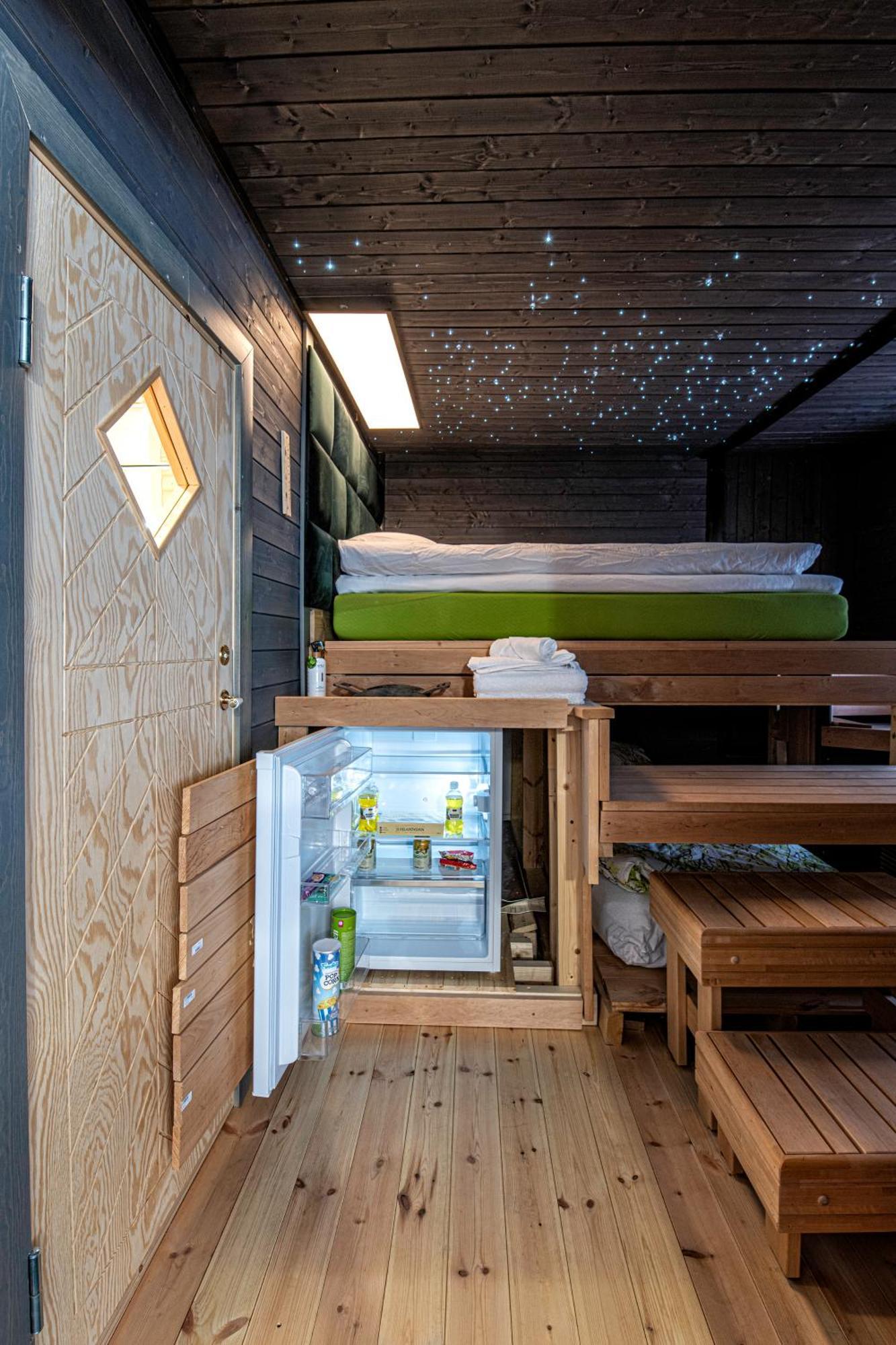 Relax & Recharge - A Unique Suite With A Touch Of Luxury - Hot Tub And Sauna Inspired Decor #Not A Real Sauna# Easy City Access - Direct Train 15 Min To City Helsinki Luaran gambar